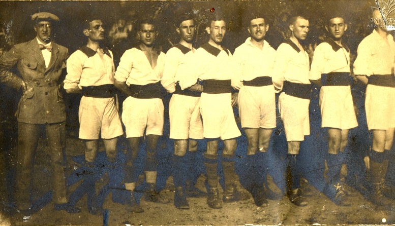 ვერის პირველი საფეხბურთო ჯგუფი. მარცხნიდან მეორე შალვა ერისთავი, მეხუთე - პავლე რაზიკაშვილი